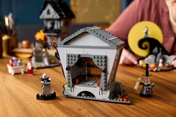 Actual product image LEGO Nightmare Before Christmas (21351, LEGO Ideas, LEGO Rare Sets)