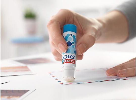 Produktbild tesa 4x Klebestift ecoLogo, geruchsneutraler Klebstick für Papier / Pappe