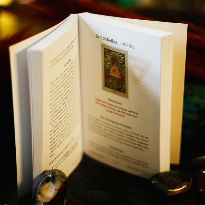 Produktbild TAROT – Spiegel deiner neuen Zeit: Kurs zum Aleister Crowley Thoth Tarot (Deutsch, Bernhard Huber, Gerd Bodhi Ziegler, 2023)