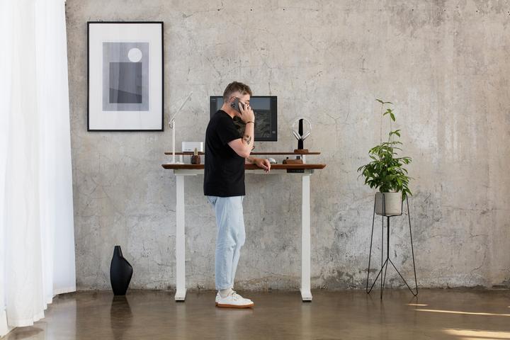 Actual product image Oakywood Standing Desk wooden table with height adjustment - solid wood - Walnut / 140x70 / Black -