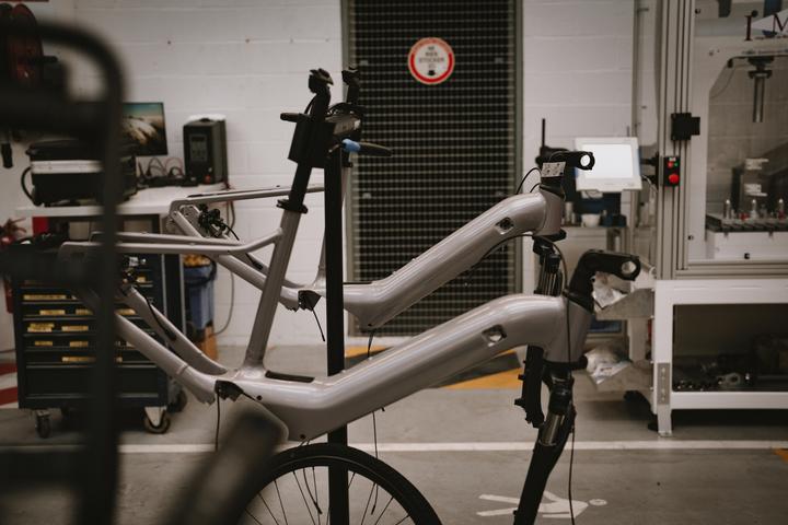 Immagine prodotto Rockrider E-bike trekking bike 28 pollici E-ACTV 900 trasmissione automatica ingresso basso - grigio