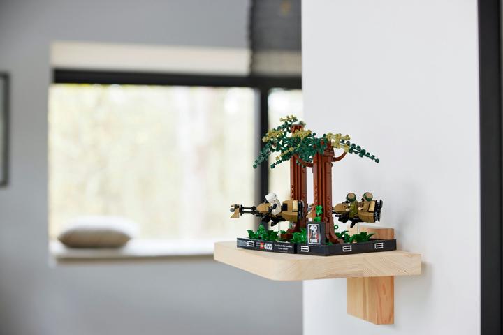 Actual product image LEGO Chase on Endor - Diorama (75353, LEGO Star Wars)