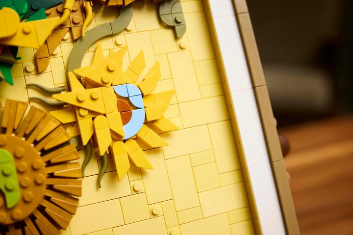 Actual product image LEGO Vincent van Gogh - Sunflowers (31215, LEGO DC, LEGO Rare Sets)