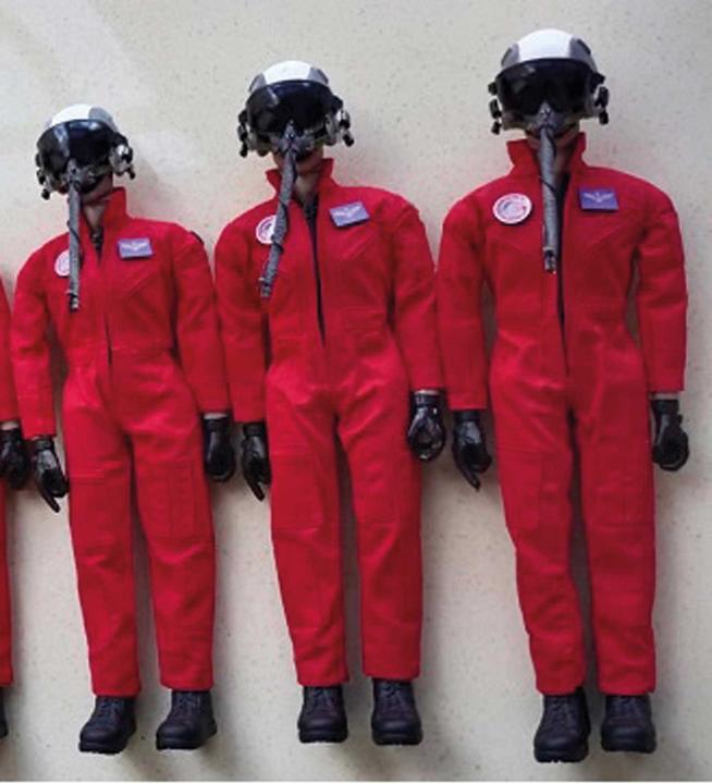 Produktbild Planet-Hobby 1/6 Pilotenfigur Jet mit Helm Rot Höhe 315mm, Breite 110mm, Tiefe 60mm Gewicht 160g