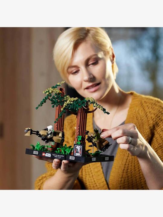 Actual product image LEGO Chase on Endor - Diorama (75353, LEGO Star Wars)
