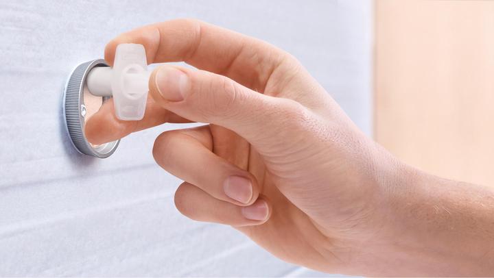 Image du produit tesa EKKRO Distributeur de rouleaux de papier toilette de rechange avec solution adhésive sans perçage