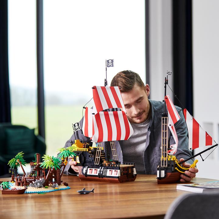 Actual product image LEGO Pirates of Barracuda Bay (21322, LEGO Ideas)