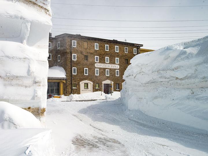 Immagine prodotto Smartbox 1 pernottamento con escursione notturna con le racchette da neve nel Cantone dei Grigioni (2 pers.)
