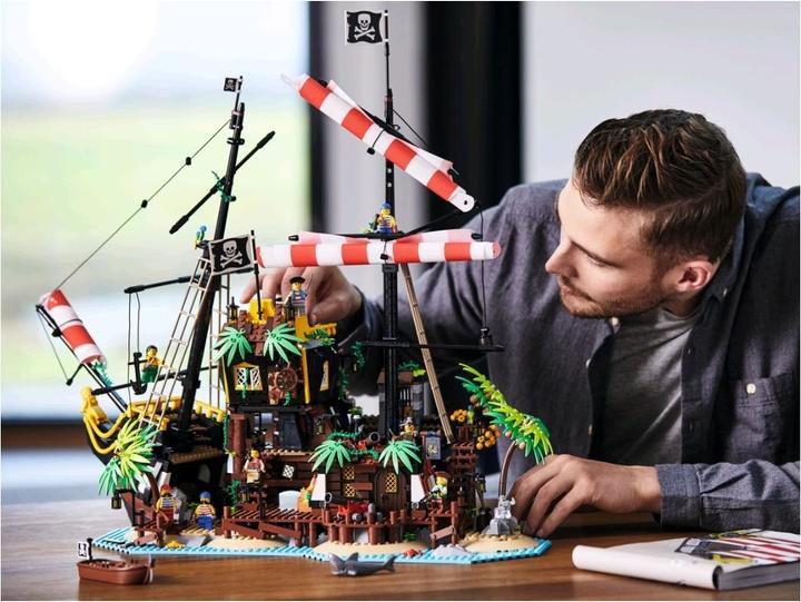 Actual product image LEGO Pirates of Barracuda Bay (21322, LEGO Ideas)