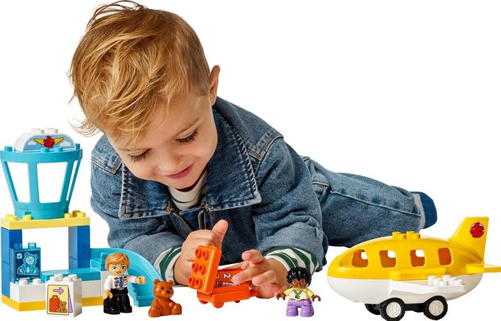 Produktbild LEGO Erster Besuch im Flughafen (10443)