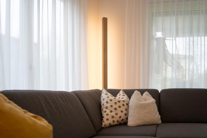 Produktbild kln.swiss Holz Stehlampe Columna (4845 lm)