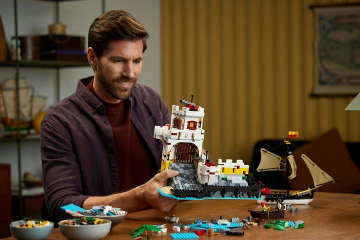 Actual product image LEGO Eldorado Fortress 10320 (10320, LEGO Icons, LEGO Rare Sets)