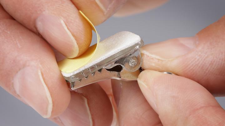 Image du produit Europel Pince combinée, autocollante, 23 x 13 mm en plastique/métal, à fixer sur les porte-badges
