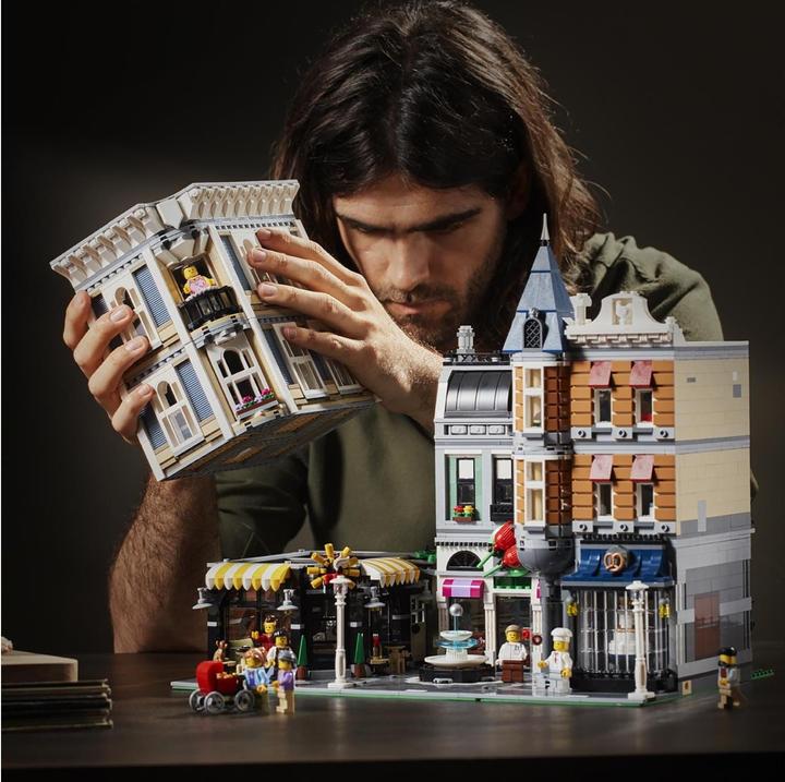 Actual product image LEGO Assembly Square (10255, LEGO Rare Sets, LEGO Creator Expert)