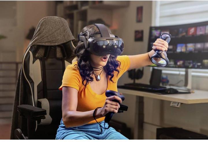 Produktbild HTC Vive Focus Vision Consumer Edition + Vive Wired Streaming Kit Virtual Reality Brille Schwarz 128 GB (128 GB)