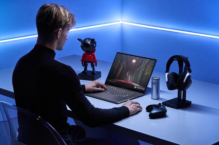 Produktbild ASUS ROG Strix Scar 18 (18", Intel Core i9-14900HX, 32 GB, 2000 GB, DE)