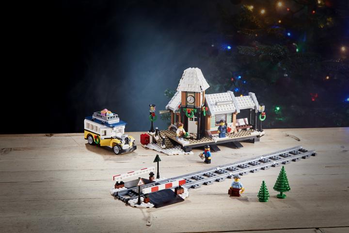 Produktbild LEGO Winterlicher Bahnhof (10259, LEGO Creator Expert)