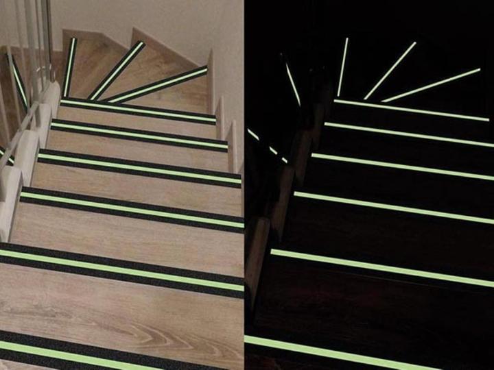 Immagine prodotto Perel Nastro antiscivolo fosforescente 5cm x 5m - Nero/Verde (50 mm)