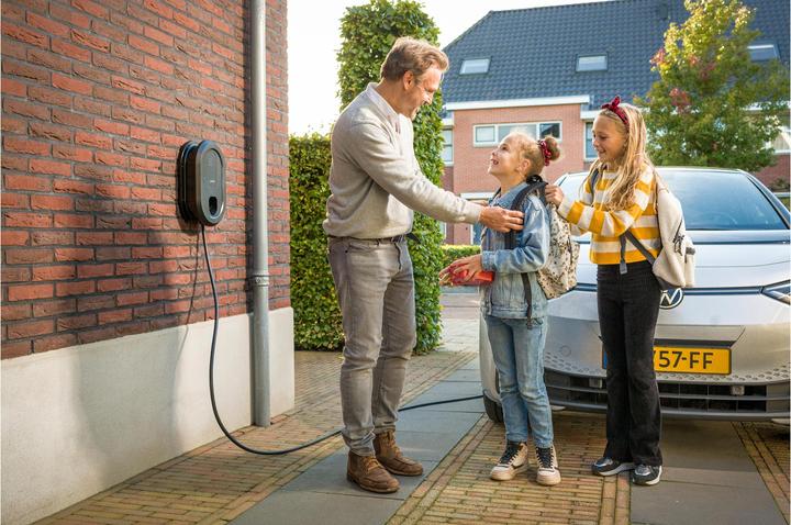Actual product image Ratio Electric Charging station solar 11 - 22 kW, type 2, WLAN/LAN/BT, 7.5 m (Type 2, 22 kW, 32 A, Hard wired)