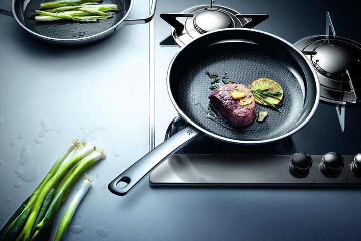Produktbild WMF Edelstahlpfanne Servierpfanne 28cm Wabenboden Profi Resist Induktion beschichtet (28 cm, Bratpfanne, Aluminium, Edelstahl)