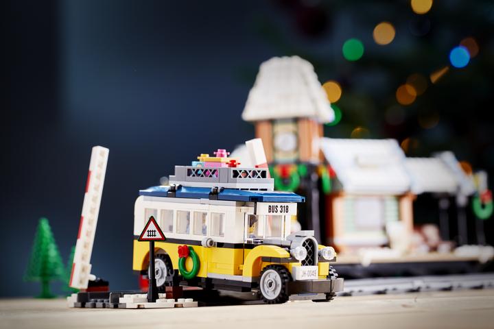 Produktbild LEGO Winterlicher Bahnhof (10259, LEGO Creator Expert)