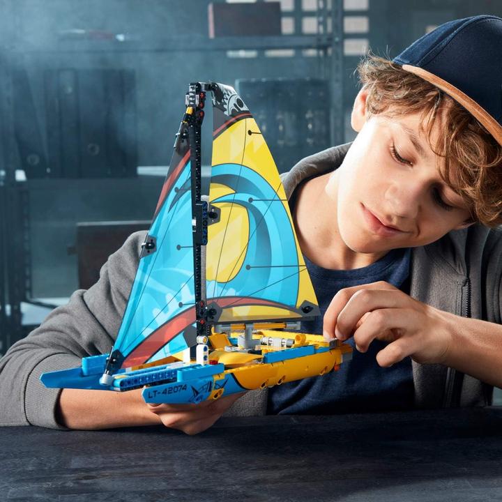 Actual product image LEGO Racing yacht (42074, LEGO Technic)