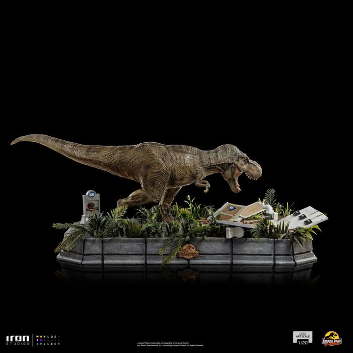 Actual product image Iron Studios Jurassic Park statuette 1/20 Demi Art Scale T-Rex attacks Donald Gennaro 30 cm