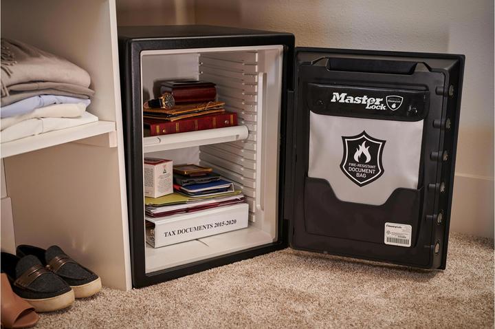 Actual product image Master Lock Fire resistant document bag 2,8l