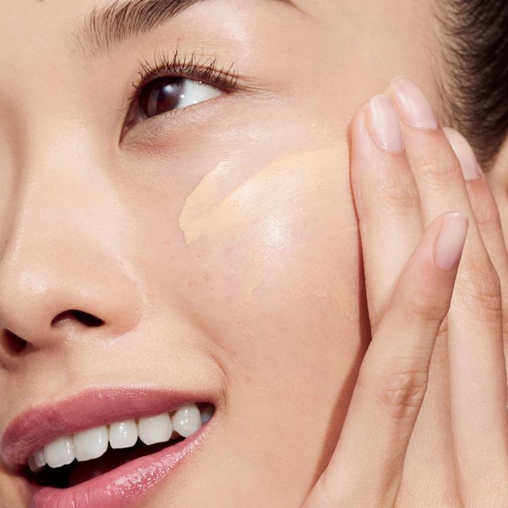 Actual product image Clinique Clinical Vitamin Makeup - Spf 45 Light Medium Cool 5 (5 Light Medium Cool)