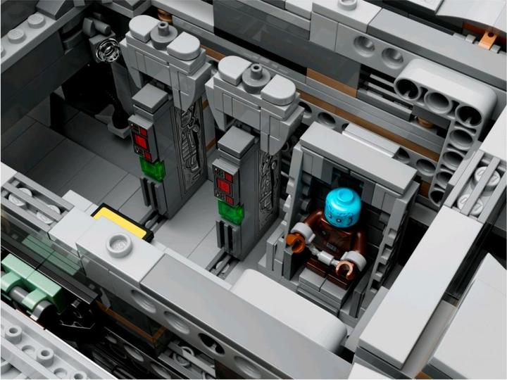 Actual product image LEGO The Razor Crest (75331, LEGO Rare Sets)