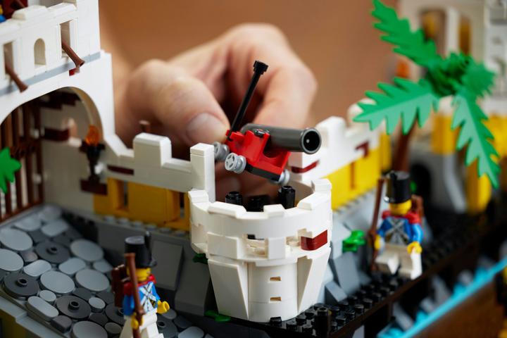 Actual product image LEGO Eldorado Fortress 10320 (10320, LEGO Icons, LEGO Rare Sets)