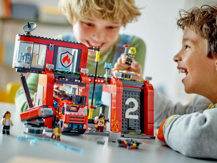 Actual product image LEGO 60414 Fire station with turntable ladder truck (60414, LEGO City)