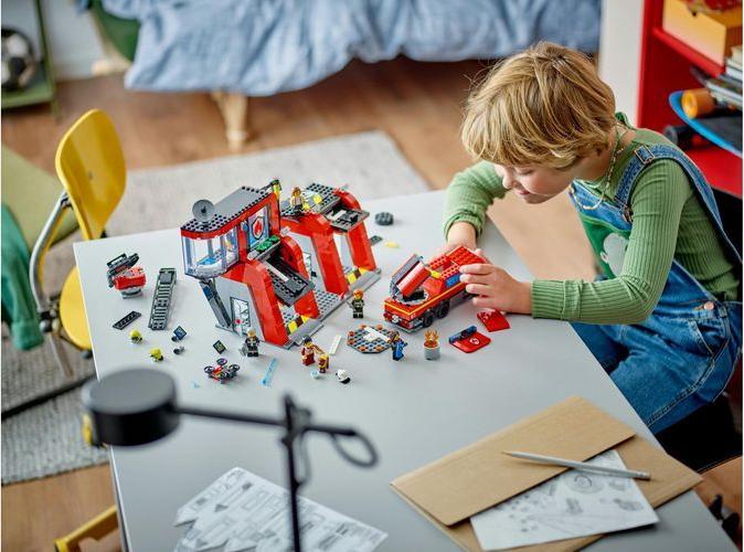 Actual product image LEGO 60414 Fire station with turntable ladder truck (60414, LEGO City)