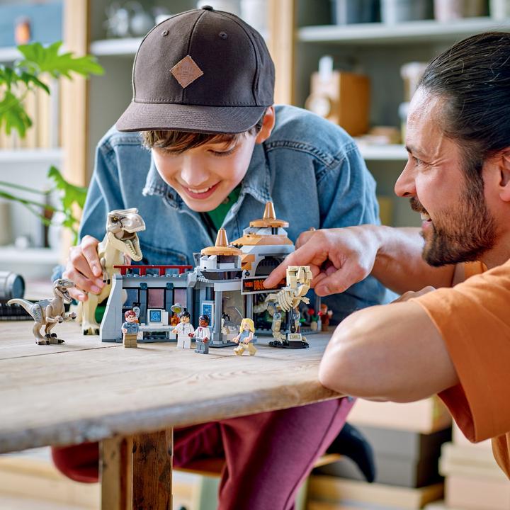 Produktbild LEGO Angriff des T. rex und des Raptors aufs Besucherzentrum (76961, LEGO Jurassic World)