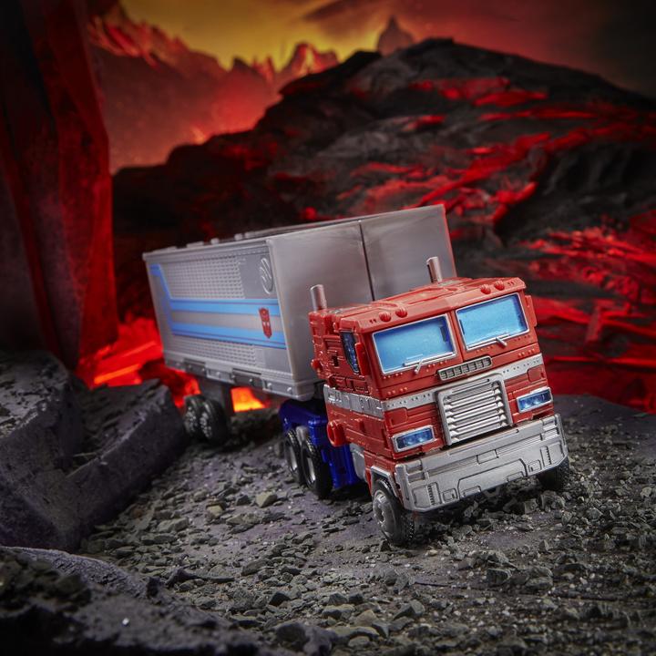 Actual product image Hasbro Transformers Toys Generations War for Cybertron: Kingdom Leader WFC-K20 Ultra Magnus