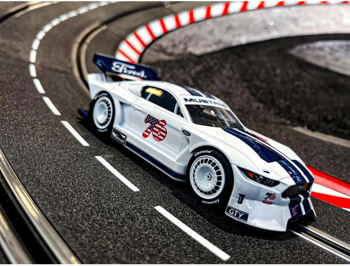 Immagine prodotto Carrera 20027752 - Evoluzione Ford Mustang GTY "No.76" con luci