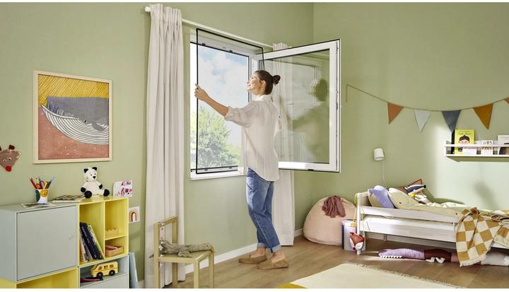 Produktbild tesa CLIP-ON Insektenschutz mit Anklipsrahmen für Fenster, zuschneidbarer Rahmen, ohne Bohren (100 x 120 cm)