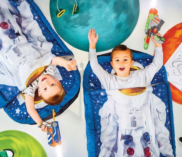 Immagine prodotto Worlds Apart Astronauta