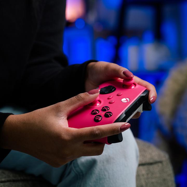 Produktbild Microsoft Xbox Wireless Controller - Deep Pink (PC, Xbox Series X, Xbox One X, Xbox One S, Xbox Series S)