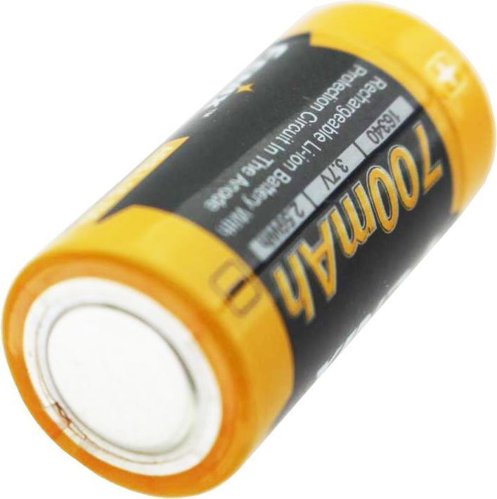 Produktbild Fenix Akku CR123 A 4 Stück und LCD-Schnell-Ladegerät (4 Stk., CR123A, 760 mAh, Akku)
