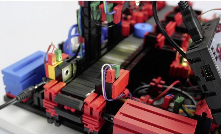 Immagine prodotto Fischertechnik Garanzia di qualità con modello di simulazione AI Dispositivo finito 9 V
