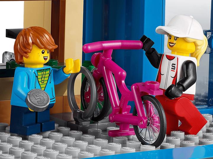 Actual product image LEGO Shopping street with shops (60306, LEGO City)