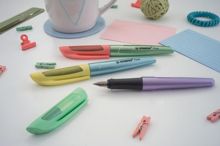 Produktbild STABILO Flow COSMETIC Füller (Blau, Gelb, 1 x)