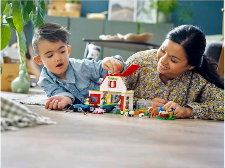 Actual product image LEGO Farm with animals (60346, LEGO City)