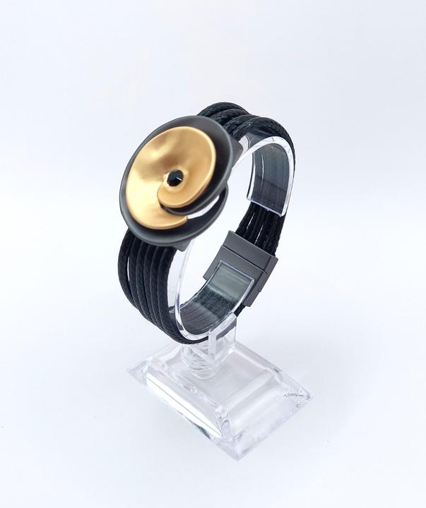 Actual product image Signé Signè bracelet black with magnetic clasp & gold-plated flower No.4 (Metal, Brass, Leather, unleaded, Cadmium-free, Nickel-free)