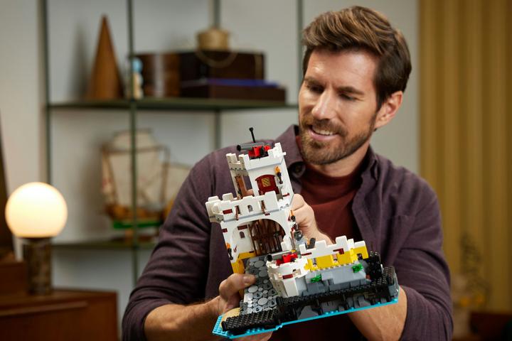 Actual product image LEGO Eldorado Fortress 10320 (10320, LEGO Icons, LEGO Rare Sets)