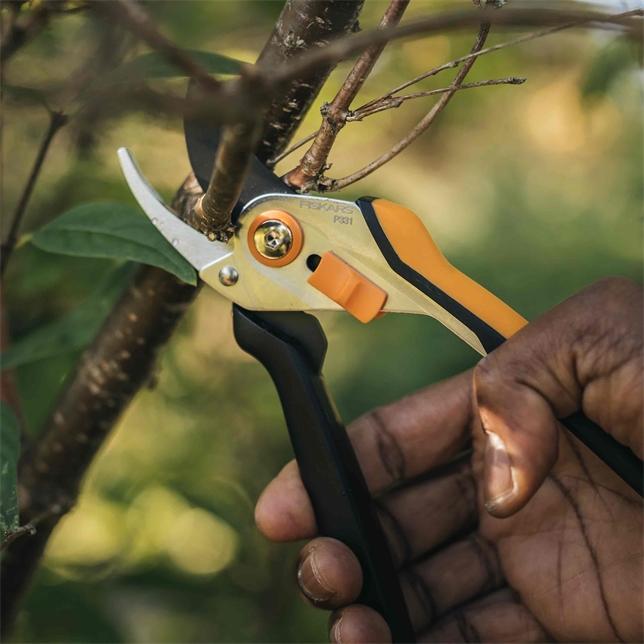Immagine prodotto Fiskars Cesoie da giardino con bypass solido P331