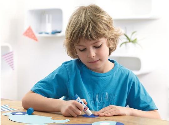 Produktbild tesa 4x Klebestift ecoLogo, geruchsneutraler Klebstick für Papier / Pappe