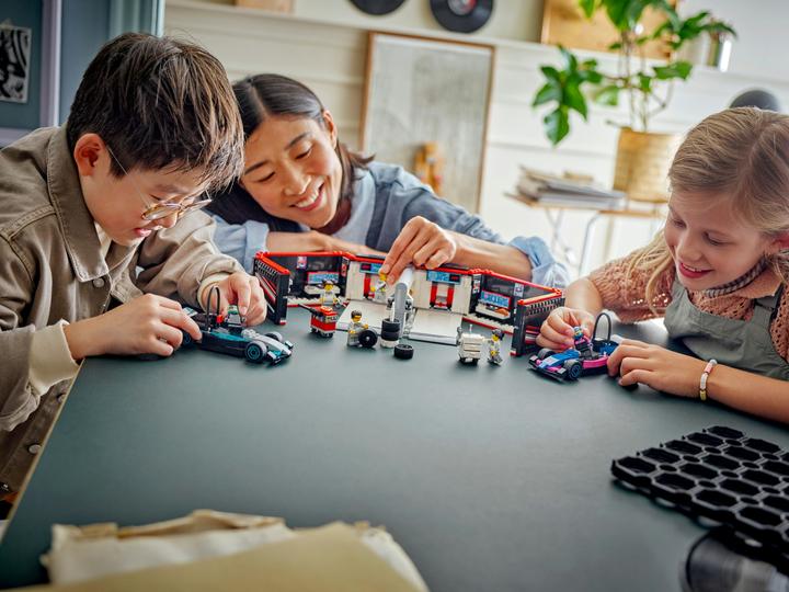 Actual product image LEGO F1 Garage mit Mercedes-AMG & Alpine Rennautos (60444, LEGO City)