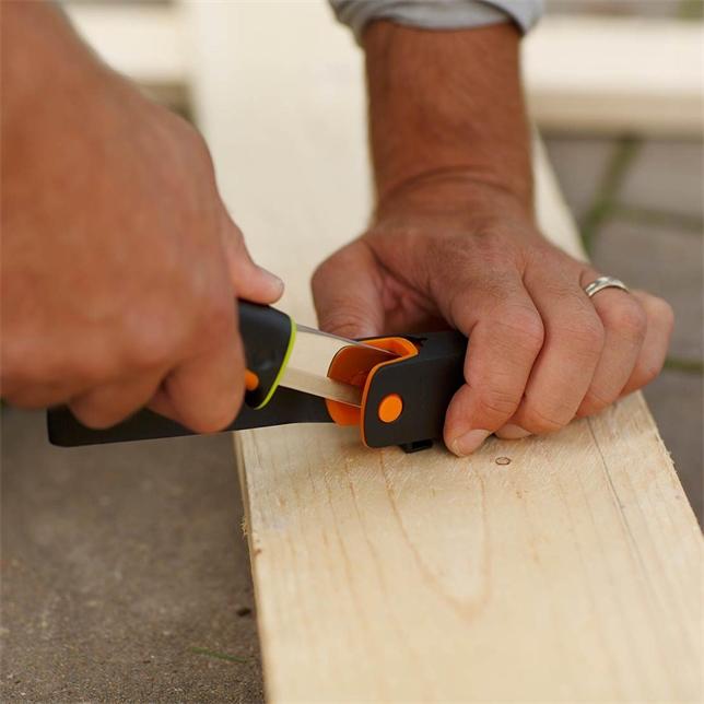 Image du produit Fiskars Couteau haute performance avec étui et aiguiseur intégré, longueur totale : 21,9 cm (21.90 cm)